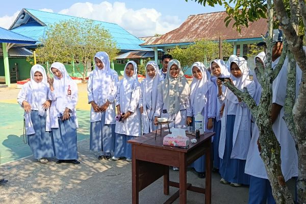 Asyiknya Praktikum Kimia Outdoor di SMAN 4 Konawe: Sulap Warna Larutan di Bawah Langit Terbuka